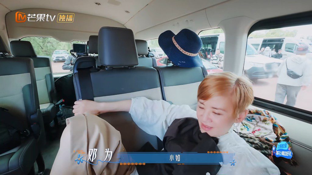鄧為返回車廂後立刻關切地呼喚「小如」,神色虛弱的吳君如勉強側身回應。
