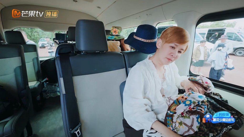 吳君如靠在車椅上整理隨身物品,神情顯得疲憊而無奈。