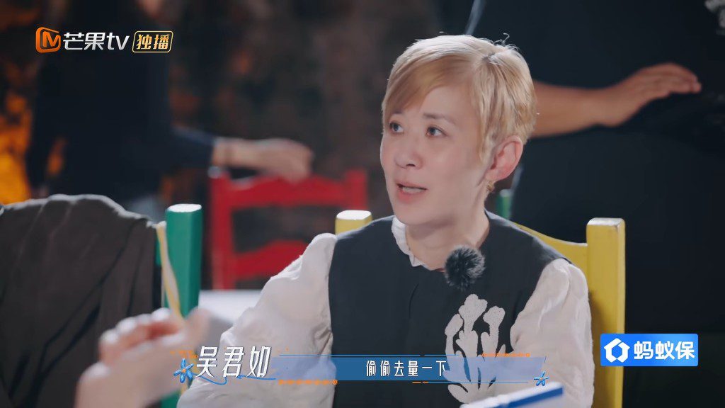 轉到餐廳用餐時,吳君如主動拿出便攜式血壓計,表示想再測量一次。
