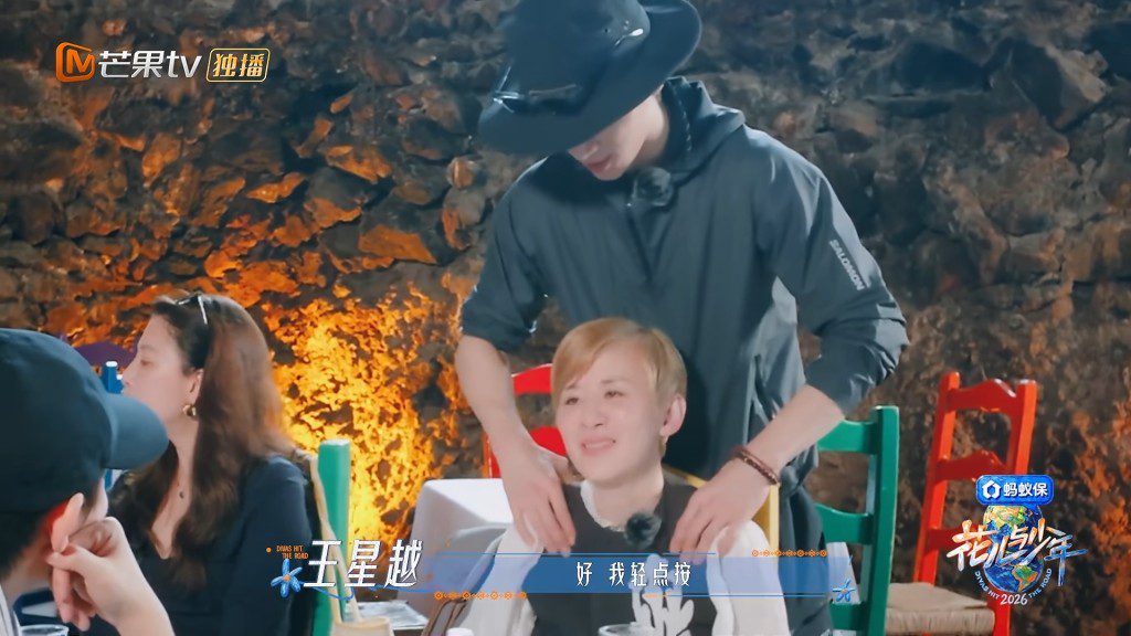 導遊王星越走到吳君如身後,溫柔地為她按壓肩頸穴位,協助放鬆緩解緊繃。