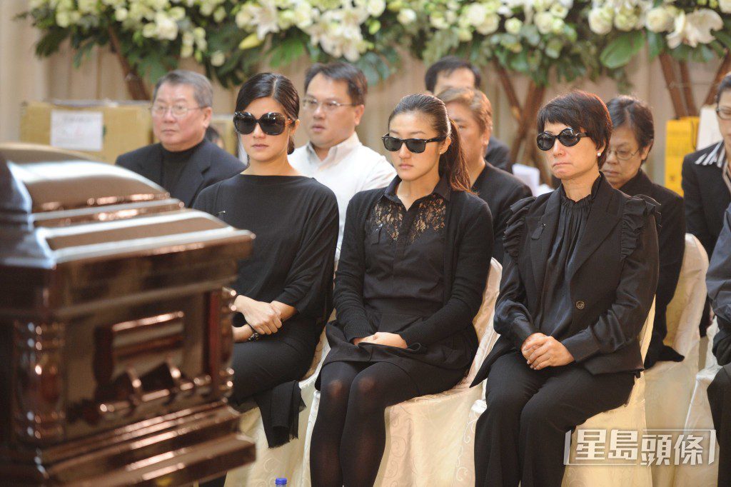 鄧光榮離世後,留下太太嚴納珍與兩名女兒鄧業炘及鄧業煒。