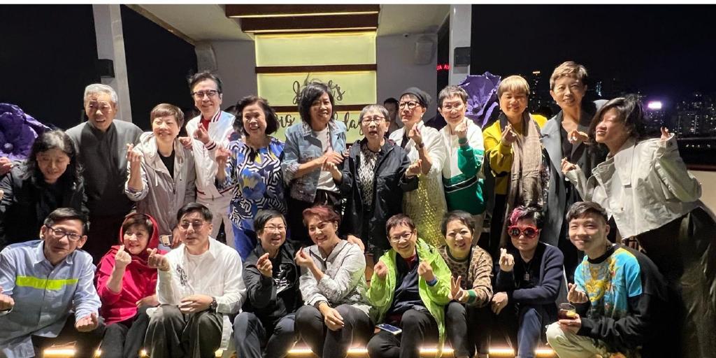 2021年,嚴納珍在船上舉辦生日派對。
