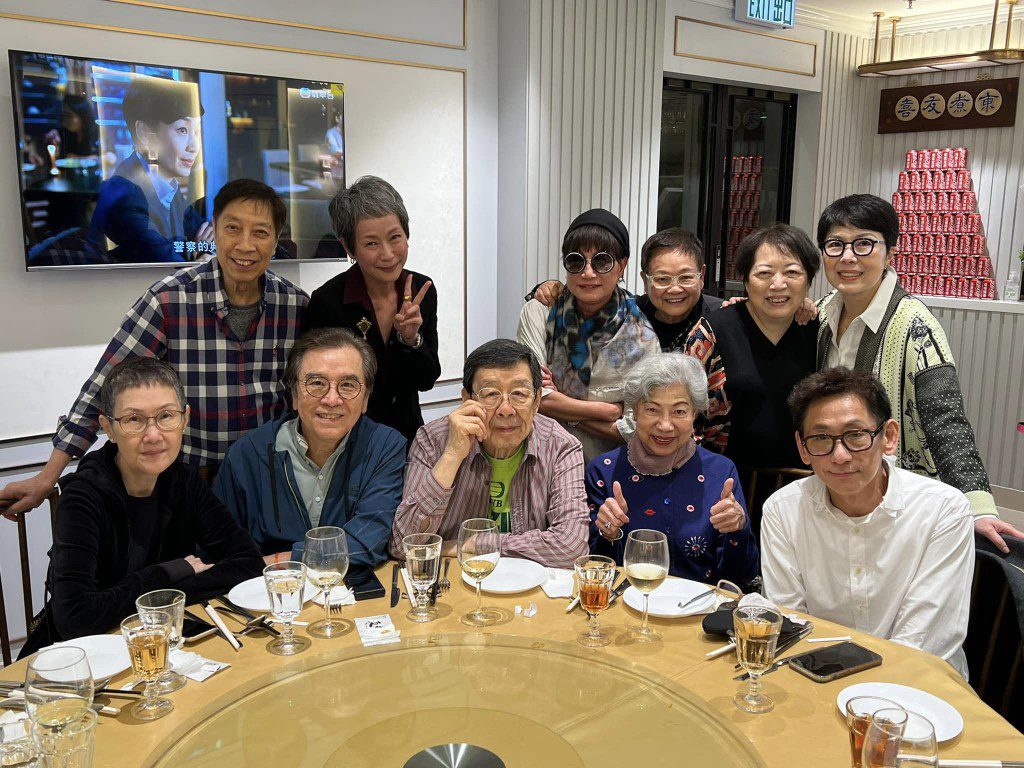 嚴納珍(後右四)不時參與朋友飯局。