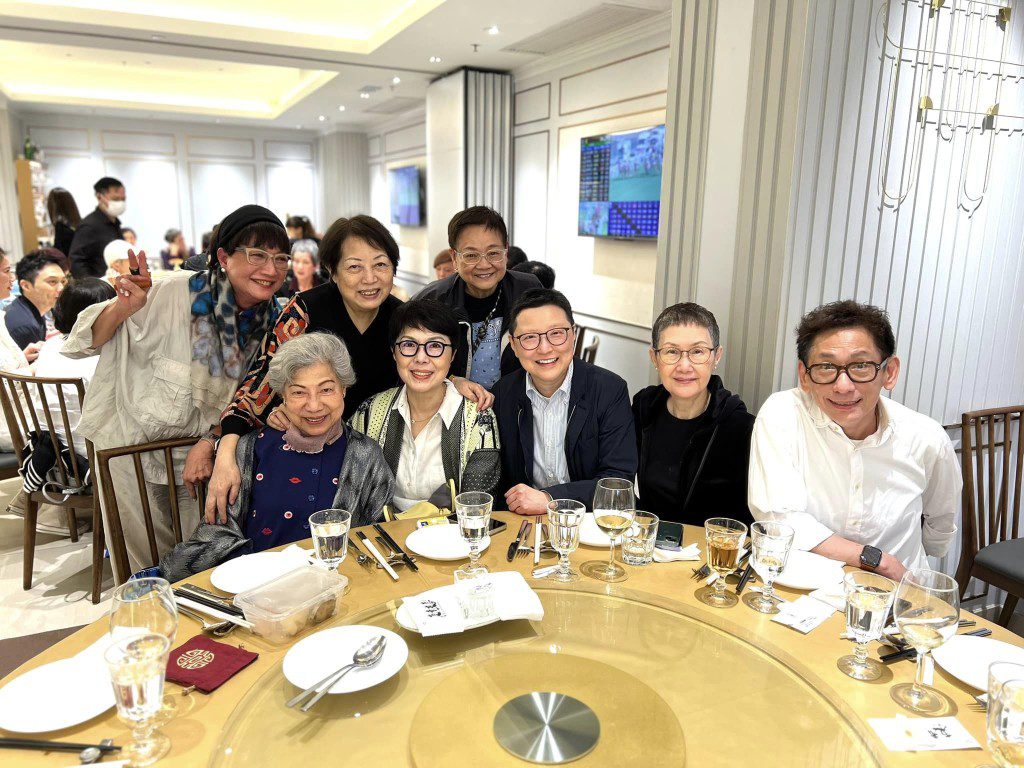 嚴納珍頭戴黑帽,身穿全白鬆身衫褲,配搭花紋圍巾,打扮充滿活力。