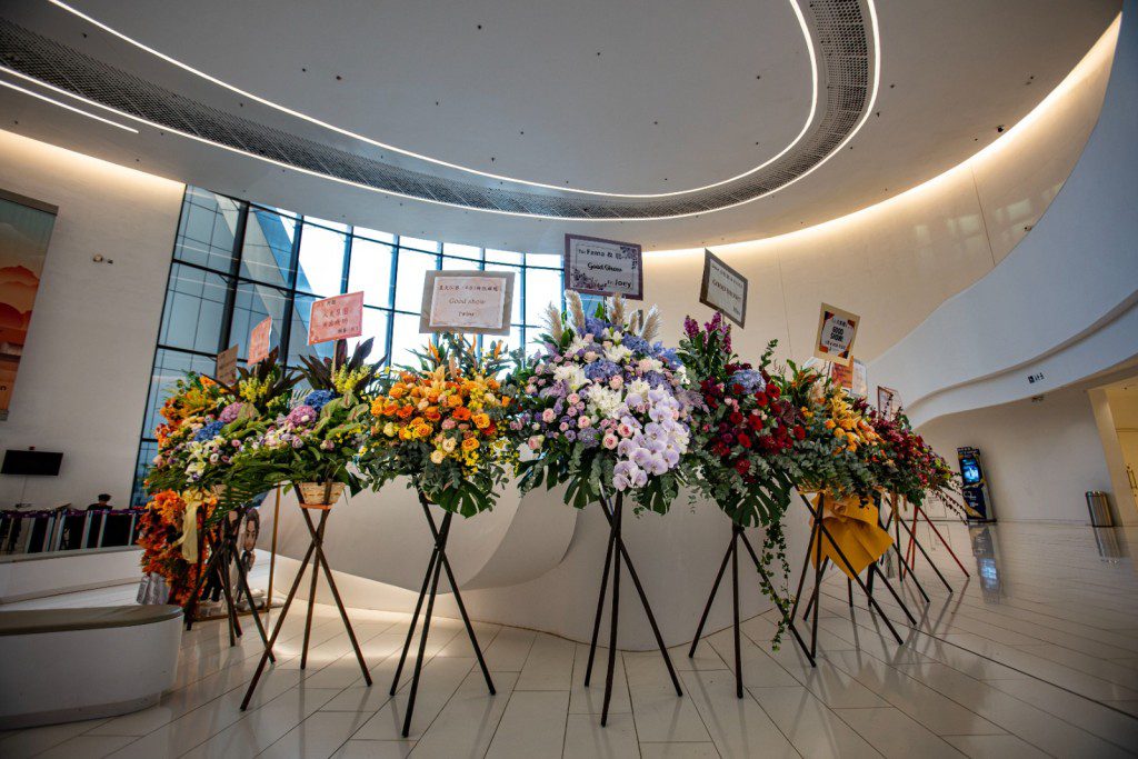 古天樂、黃子華、劉德華、張學友等圈中好友送上花籃祝賀演出成功。