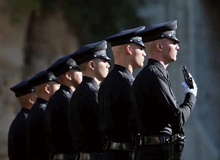 洛杉磯警察局新警員在警察學院接受制服檢查。洛杉磯時報