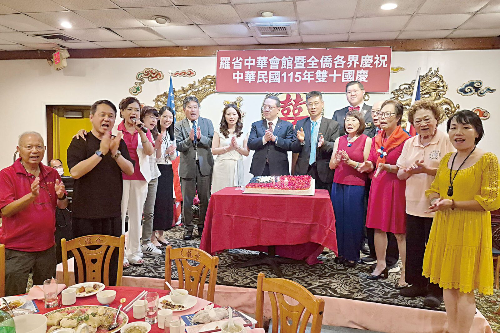 僑團首長及嘉賓切蛋糕慶祝。 會館提供
