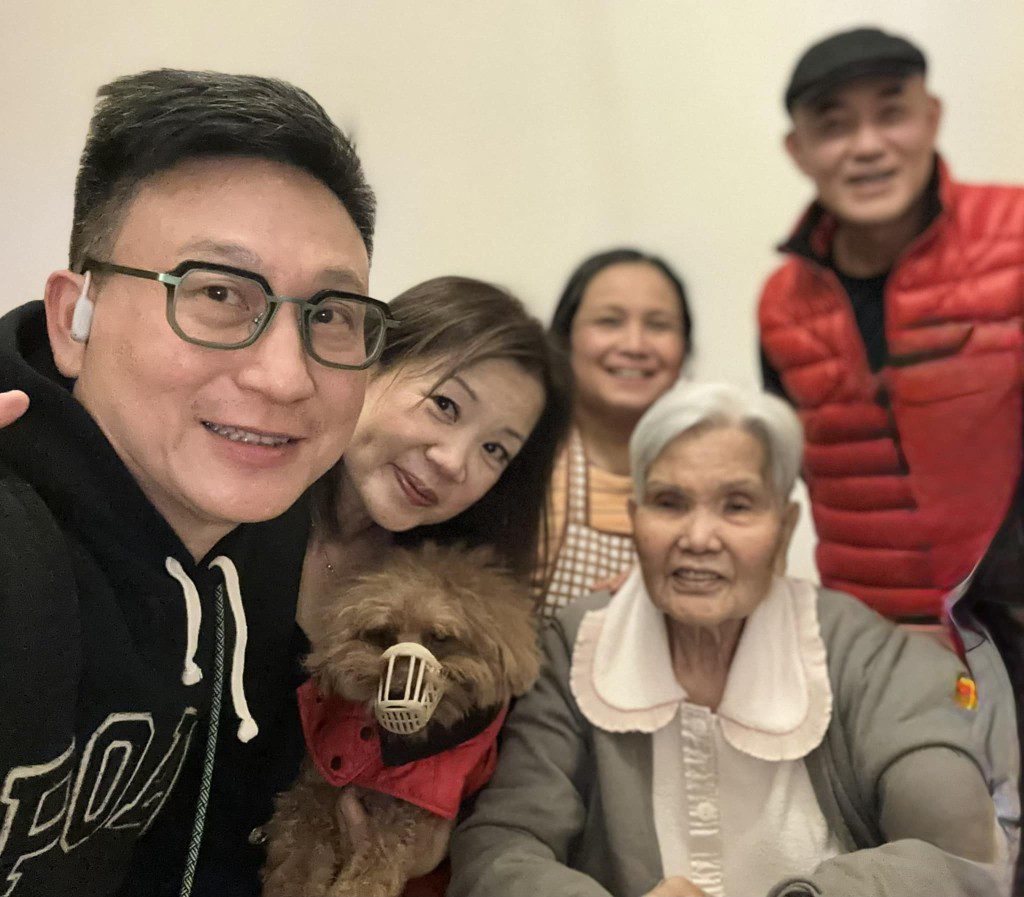 周國豐一家人關係融洽。