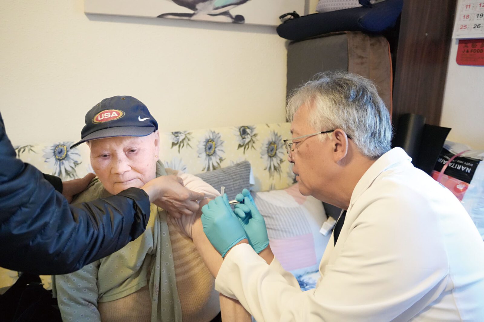 AAMG主席余榮嶽醫生登門為行動不便的長者接種流感疫苗。記者黃偉江攝