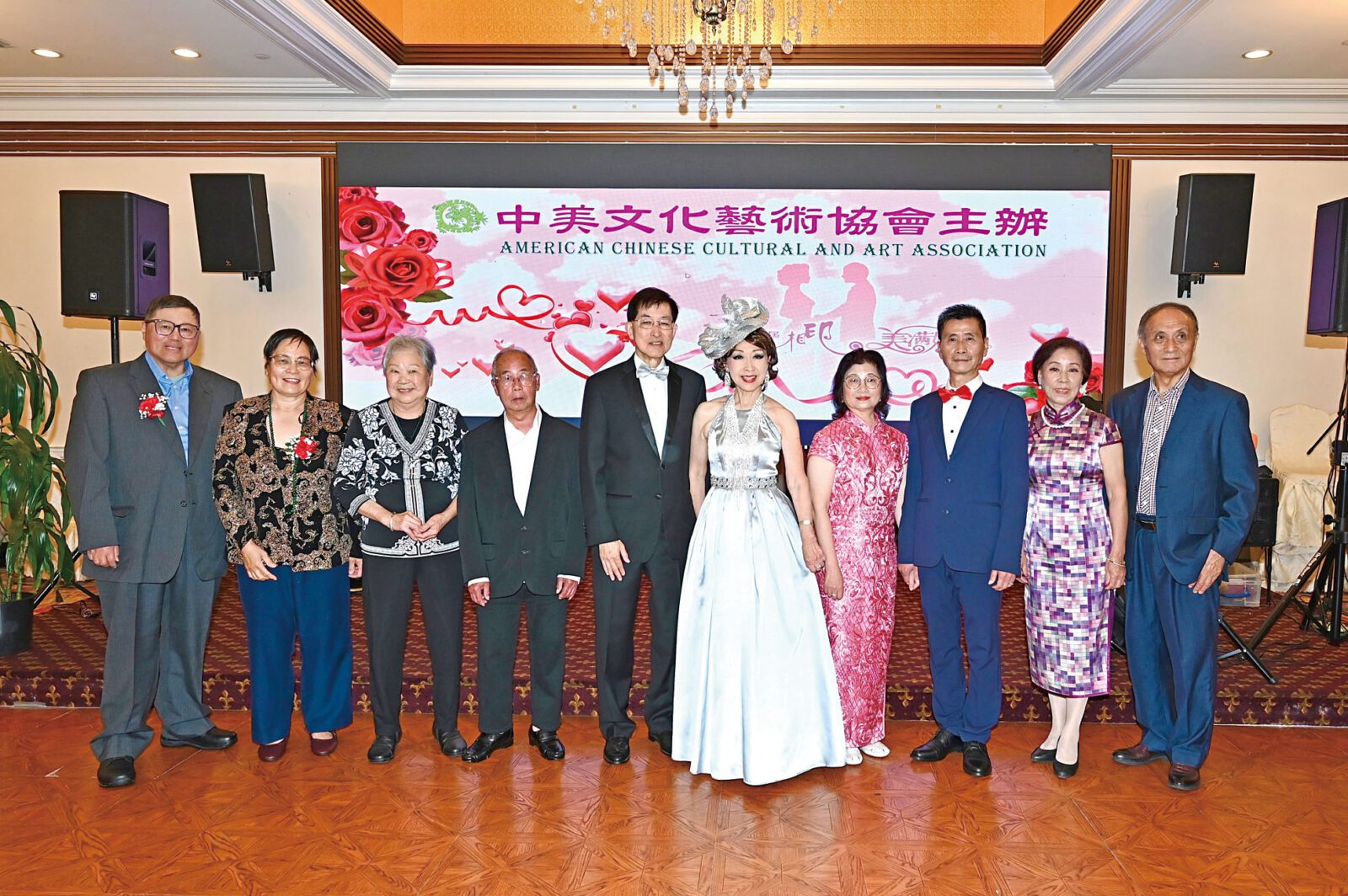 本年度五對典範夫妻在表彰大會上合影。馬紅兵攝