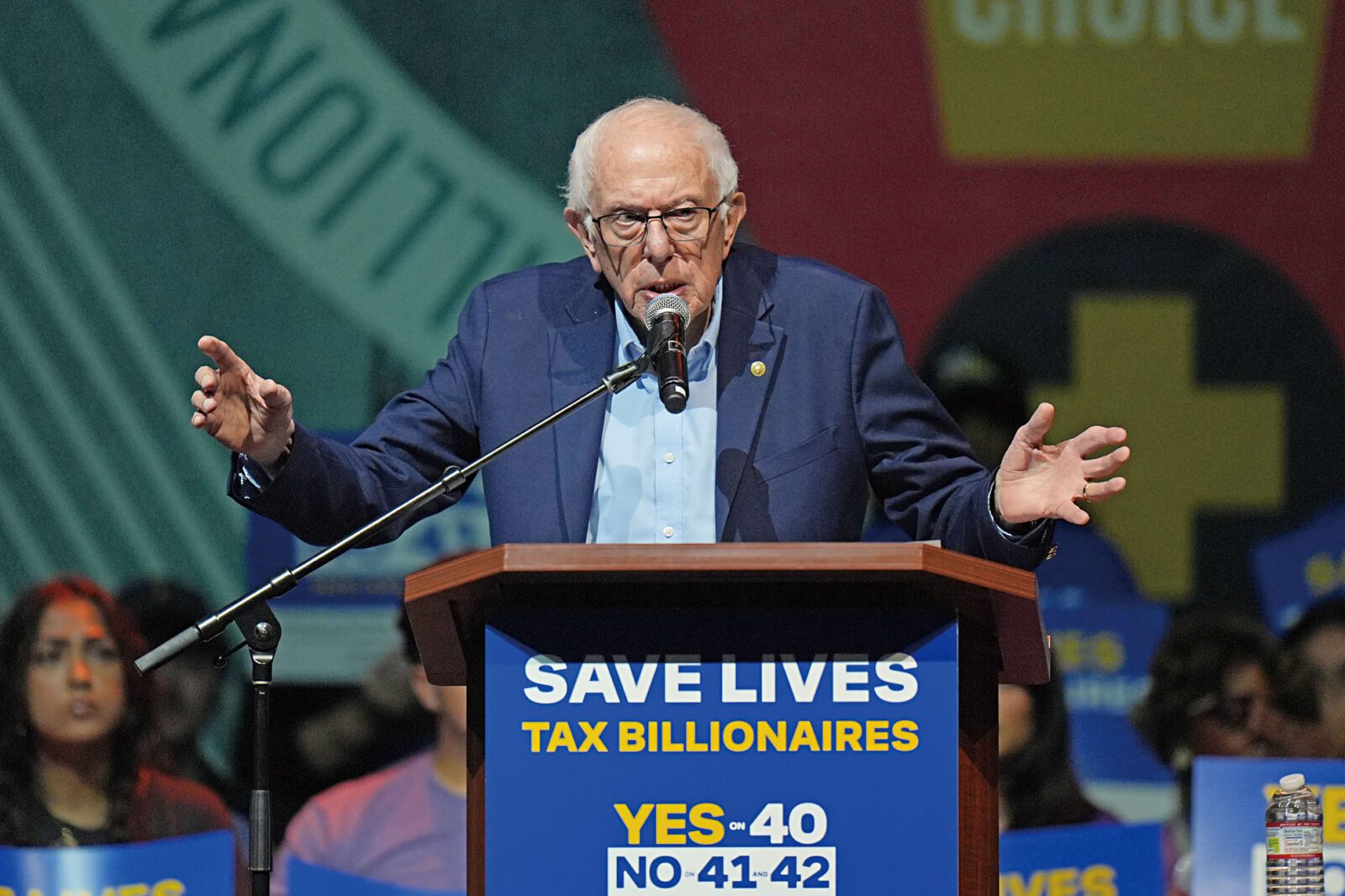 佛蒙特州聯邦參議員桑德斯日前在洛杉磯出席集會，呼籲選民支持加州40號提案。美聯社