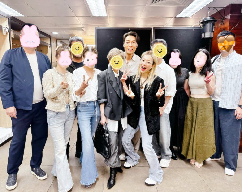 演唱會結束後,許志安與鄭秀文在後台與親友開心合照慶祝。