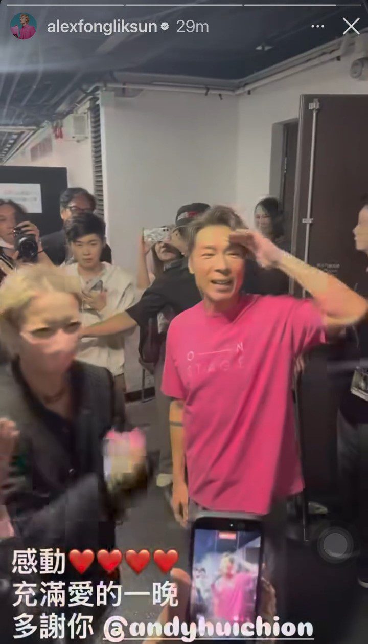 站在許志安身旁的鄭秀文,臉帶自豪。