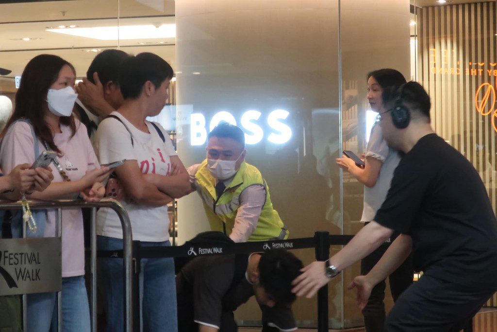 簽唱會期間有男子試圖衝上台，被保安人員及時阻止。