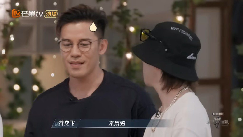 沈震軒見到眼前的菜品時一臉抗拒,毫無笑容。