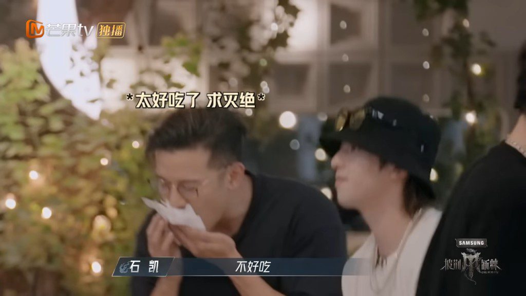 他最終難以吞下,將食物吐了出來。