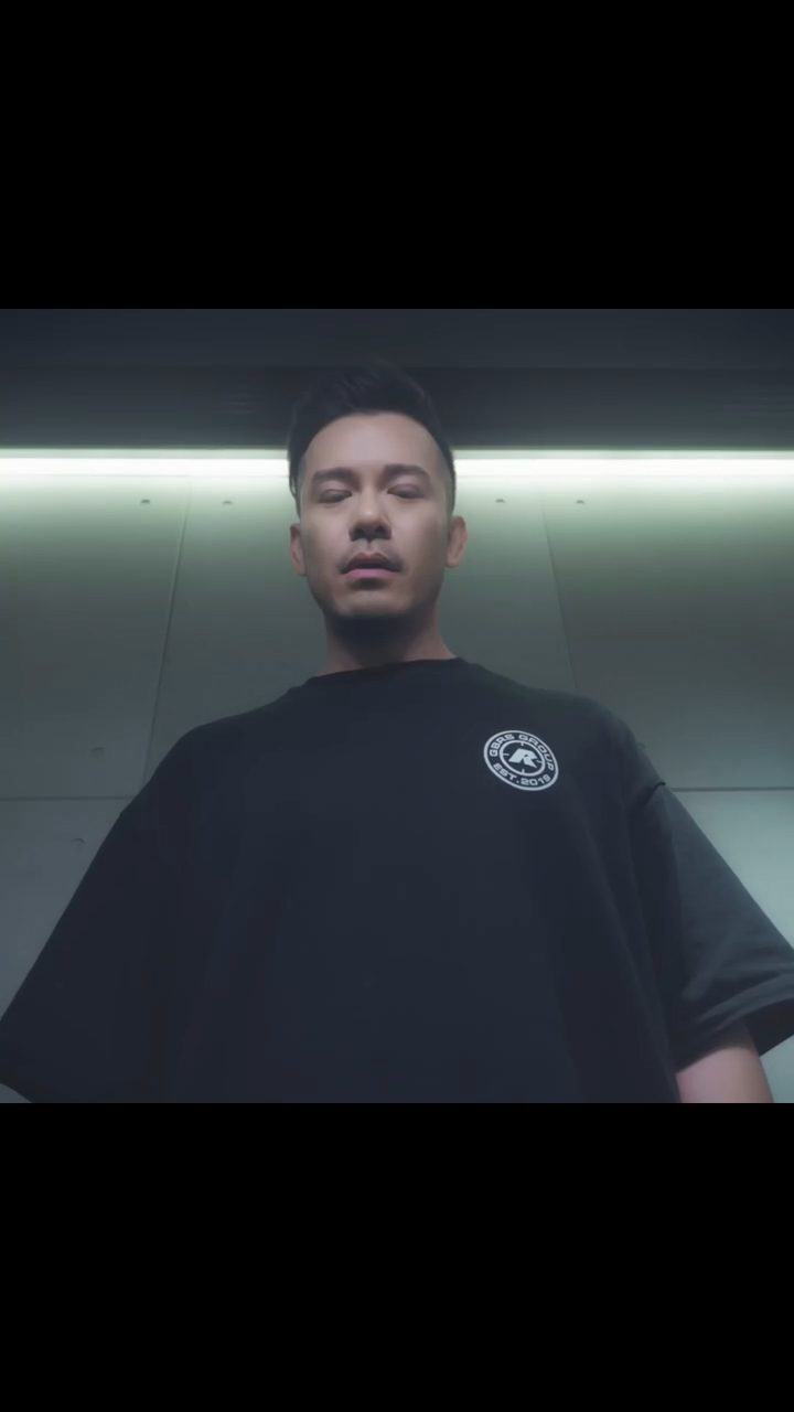 沈震軒曾為拍片而舔廁所板。