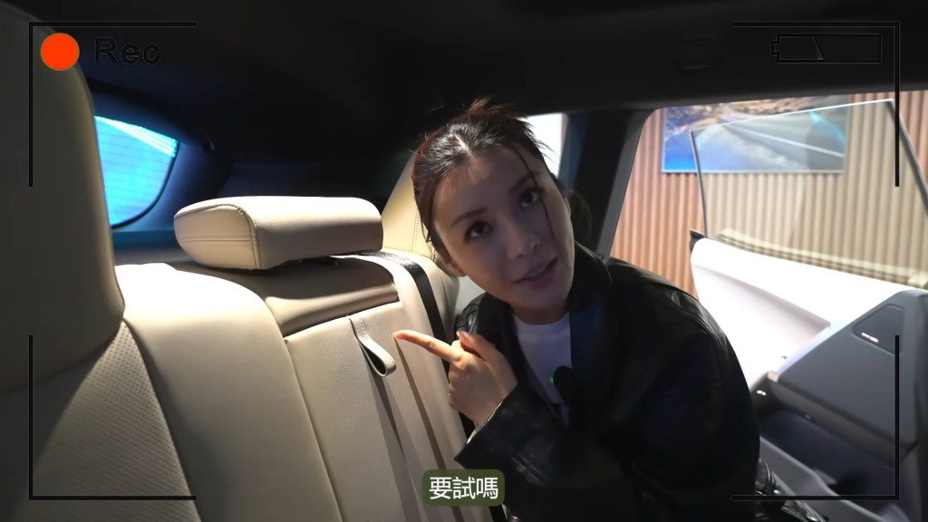 陳欣妍擔心臉上的化妝品會弄髒新車。