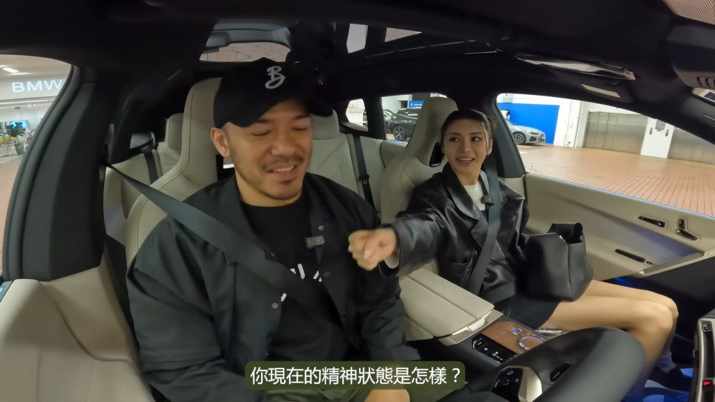 兩人取車後一同回家。