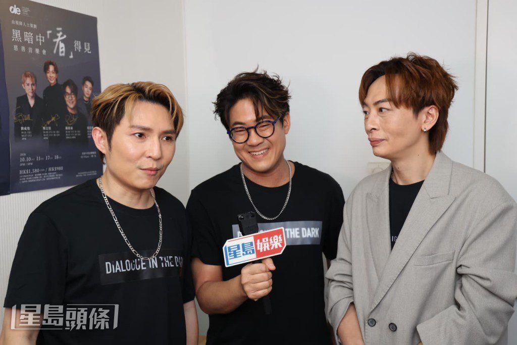 劉威煌在漆黑中演唱《遙望》,感觸落淚。