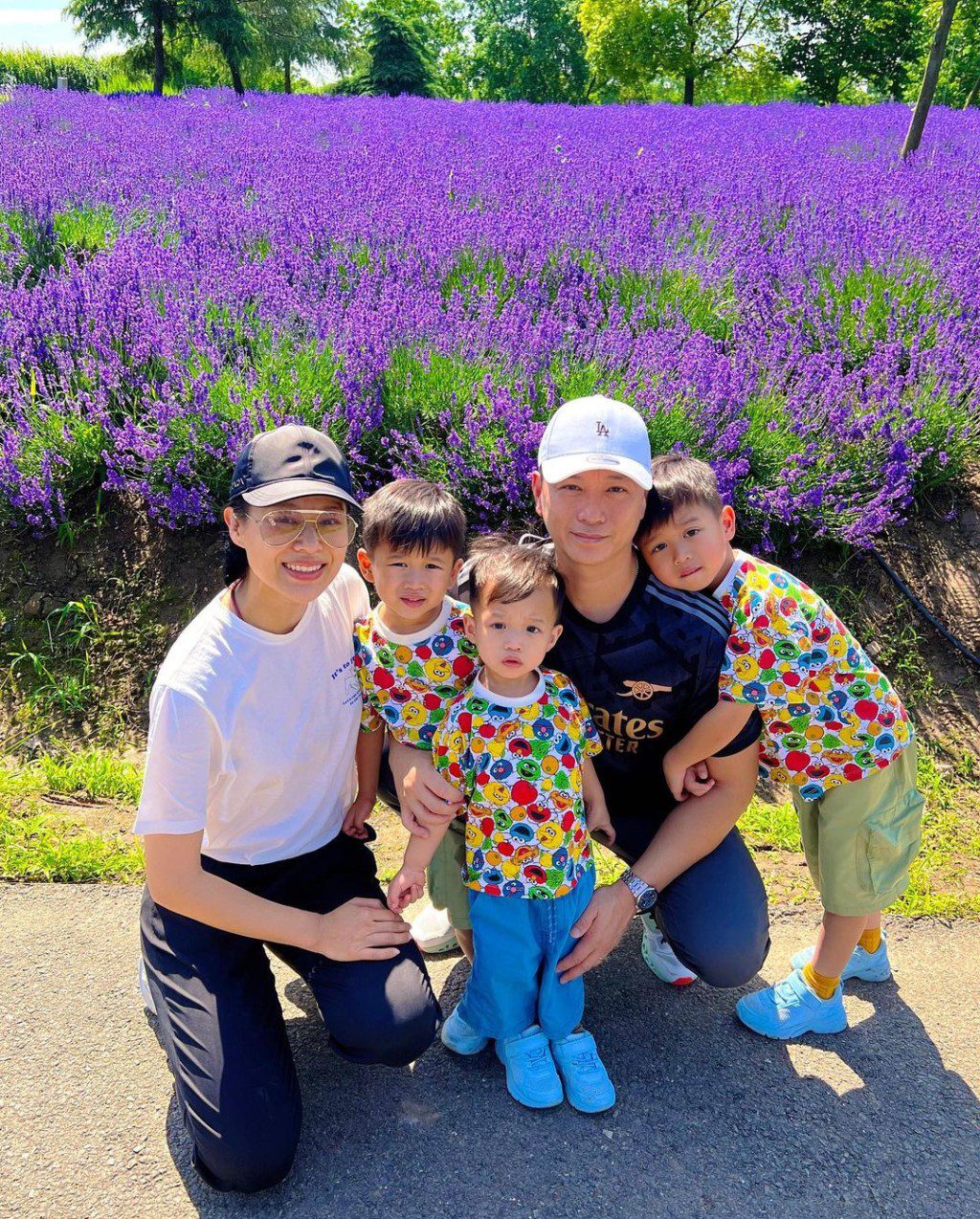 胡杏兒一有空便會陪伴三名兒子四處遊玩。