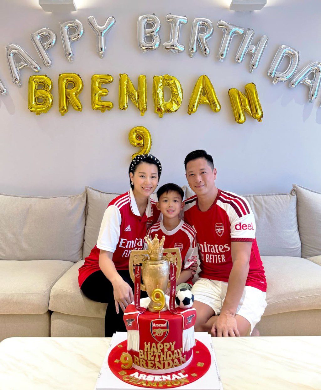 背景設有「HAPPY BIRTHDAY BRENDAN」的氣球佈置。