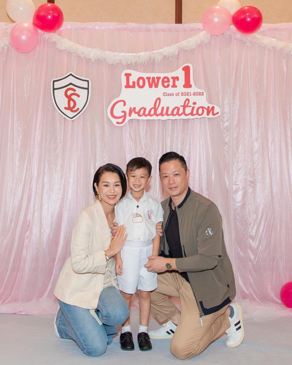 胡杏兒與丈夫及大兒子合照。