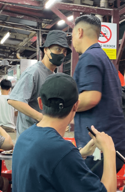 黃宗澤與李乘德開始交談。