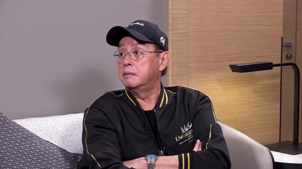 主持許文軒親赴排練室，直擊譚詠麟的練歌情況。