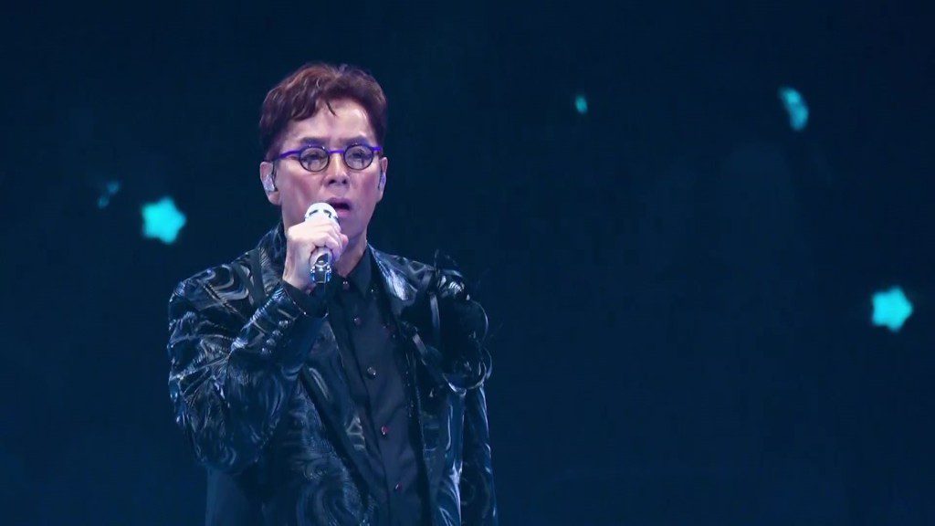 譚詠麟換上深色西裝深情演唱經典歌曲，唱功依舊扣人心弦。