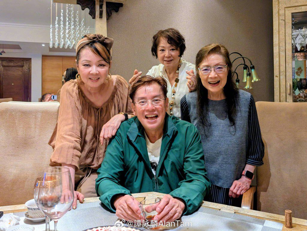 譚詠麟與三位不常公開露面的姊妹合照。