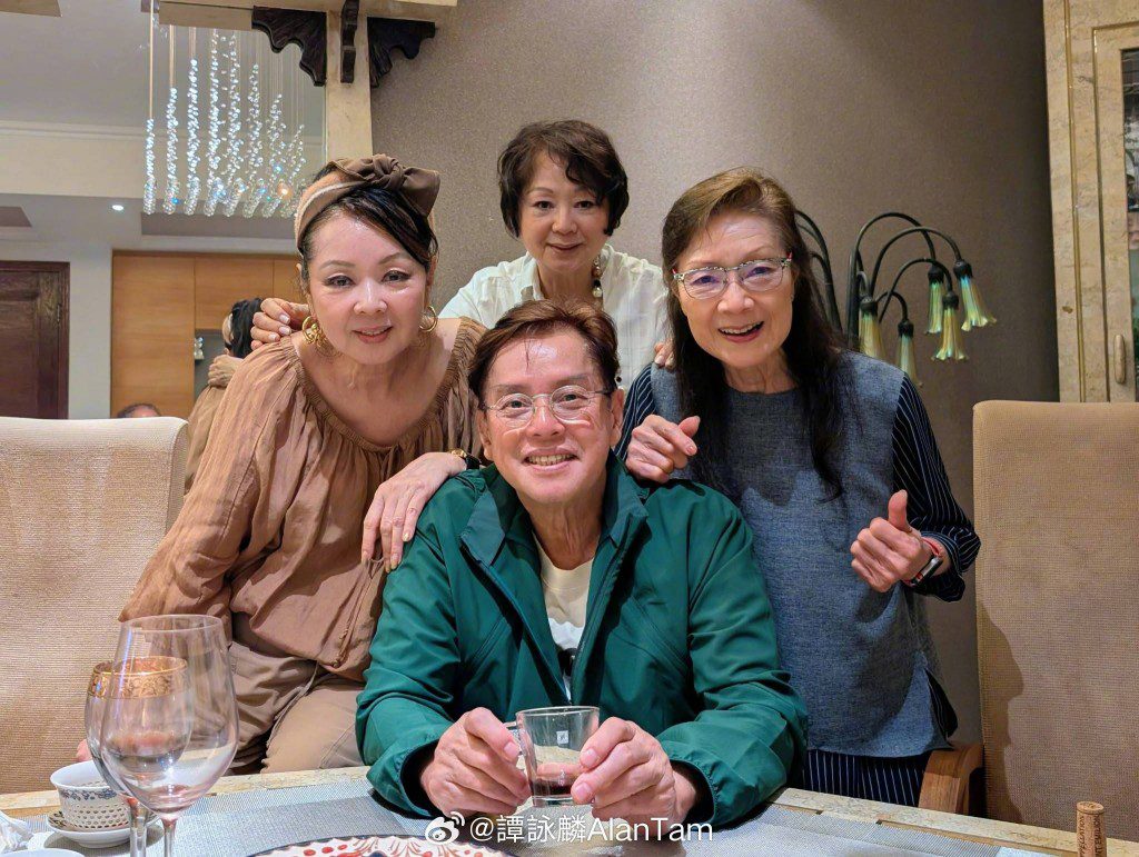 譚詠麟的三位姊妹笑容親切、氣質優雅，一同為他慶祝演唱會成功。