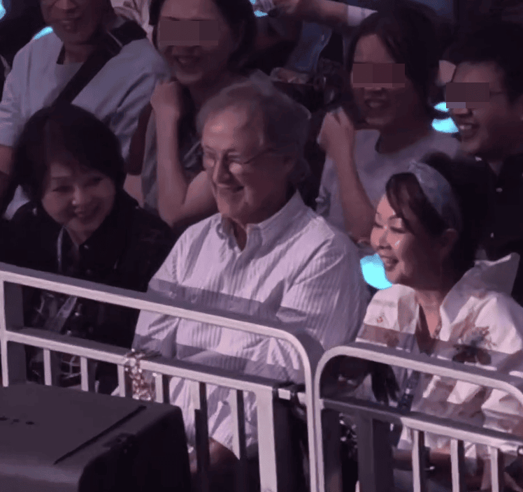 疑似譚詠麟胞姊的女士，樣貌與譚美十分相似。