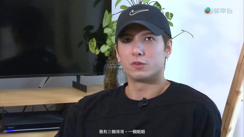 方智弘在訪問中提到，三位哥哥和一位姐姐都遺傳家族優良基因。