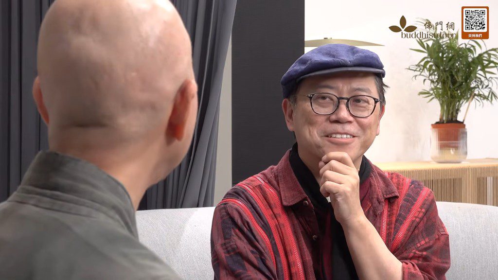 葉青霖暢談童年趣事,葉錦添在一旁聽得投入。