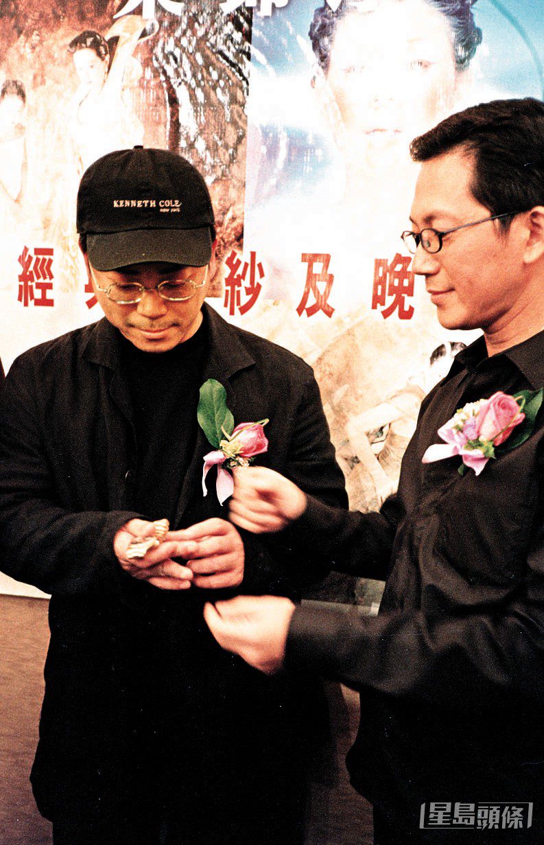 葉錦添從兄長葉青霖手中接收了父親遺留的手錶。