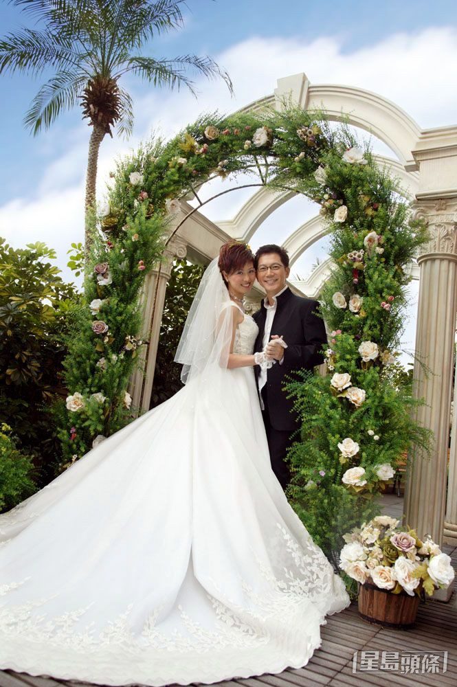 廖安麗與葉青霖在結婚20周年時,於自家影樓拍攝婚紗照留念。