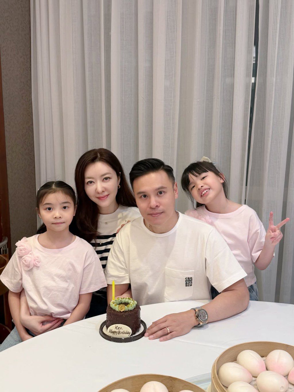 熊黛林的雙胞胎女兒Kaylor和Lyvia，因是異卵雙生，長相並不相同。