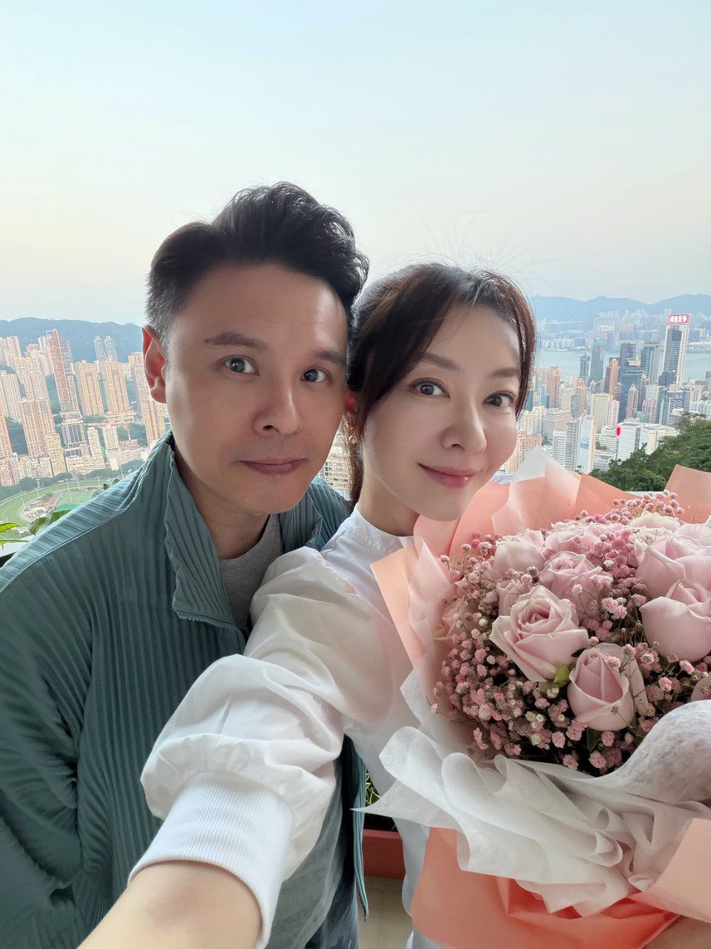 熊黛林與老公郭可頌合照，甜蜜放閃。