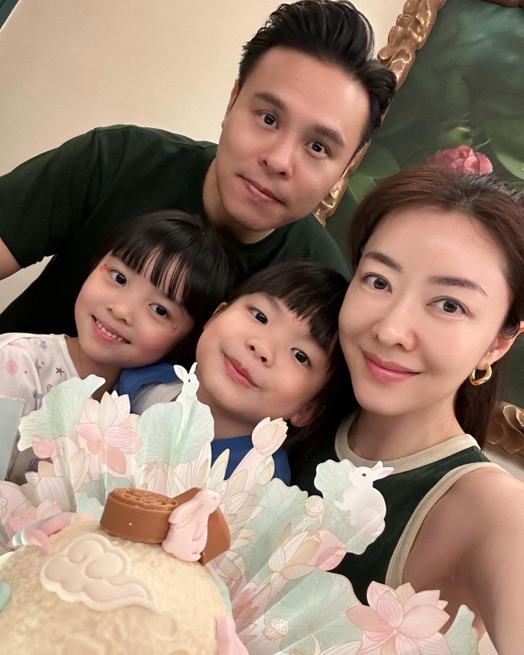 熊黛林在2018年誕下雙胞胎女兒。
