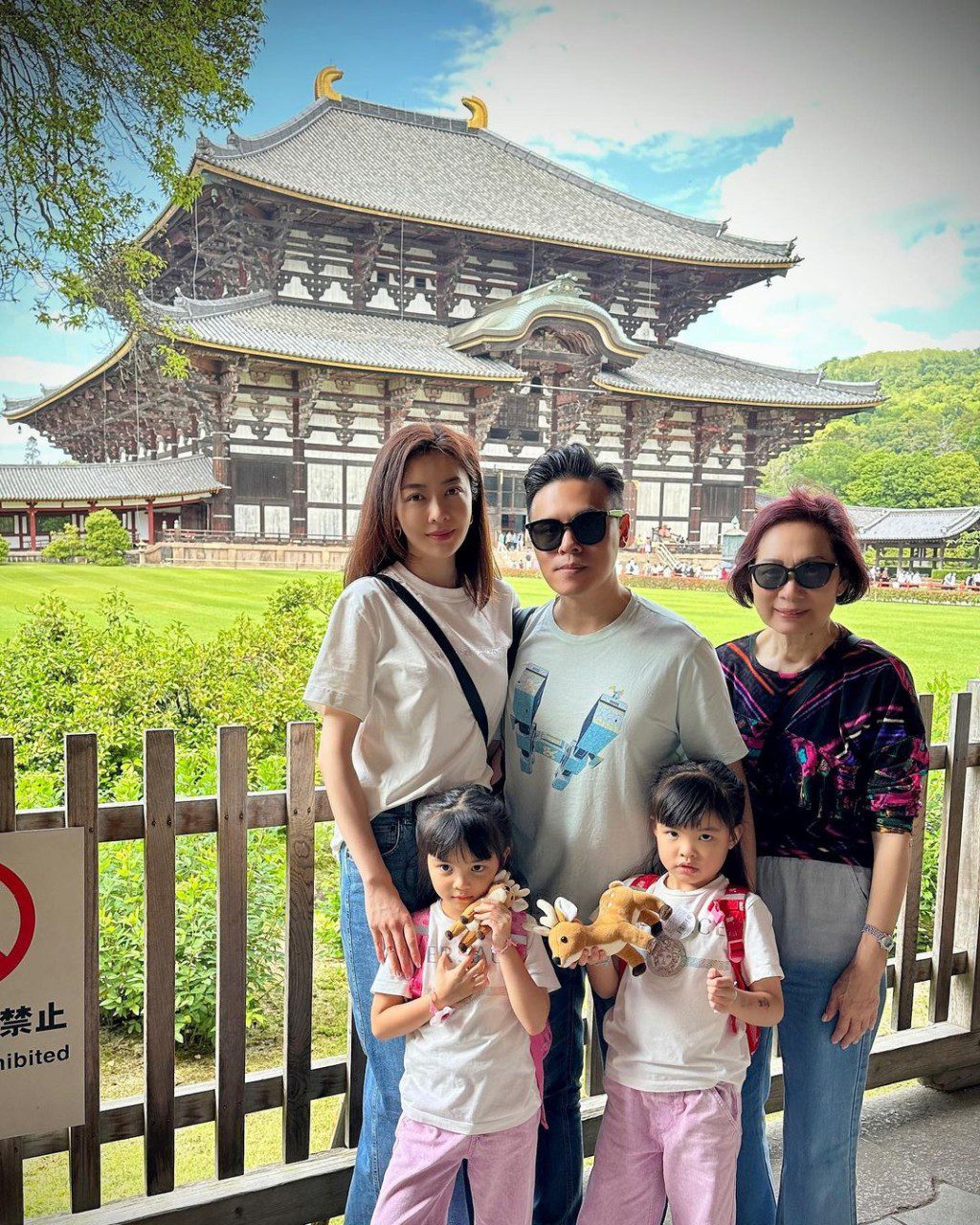 熊黛林曾帶兩個女兒，陪伴老公和奶奶同遊日本。