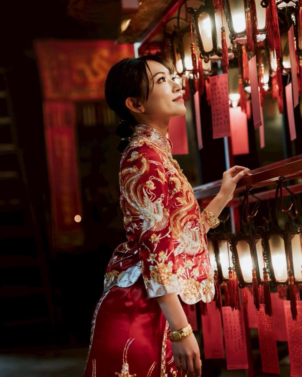 穿上龍鳳褂的內田真由美,氣質更顯端莊大方。