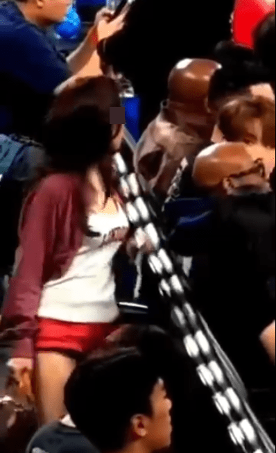 姜濤隨後望向另一邊,該女子被指疑似向他嘟嘴。