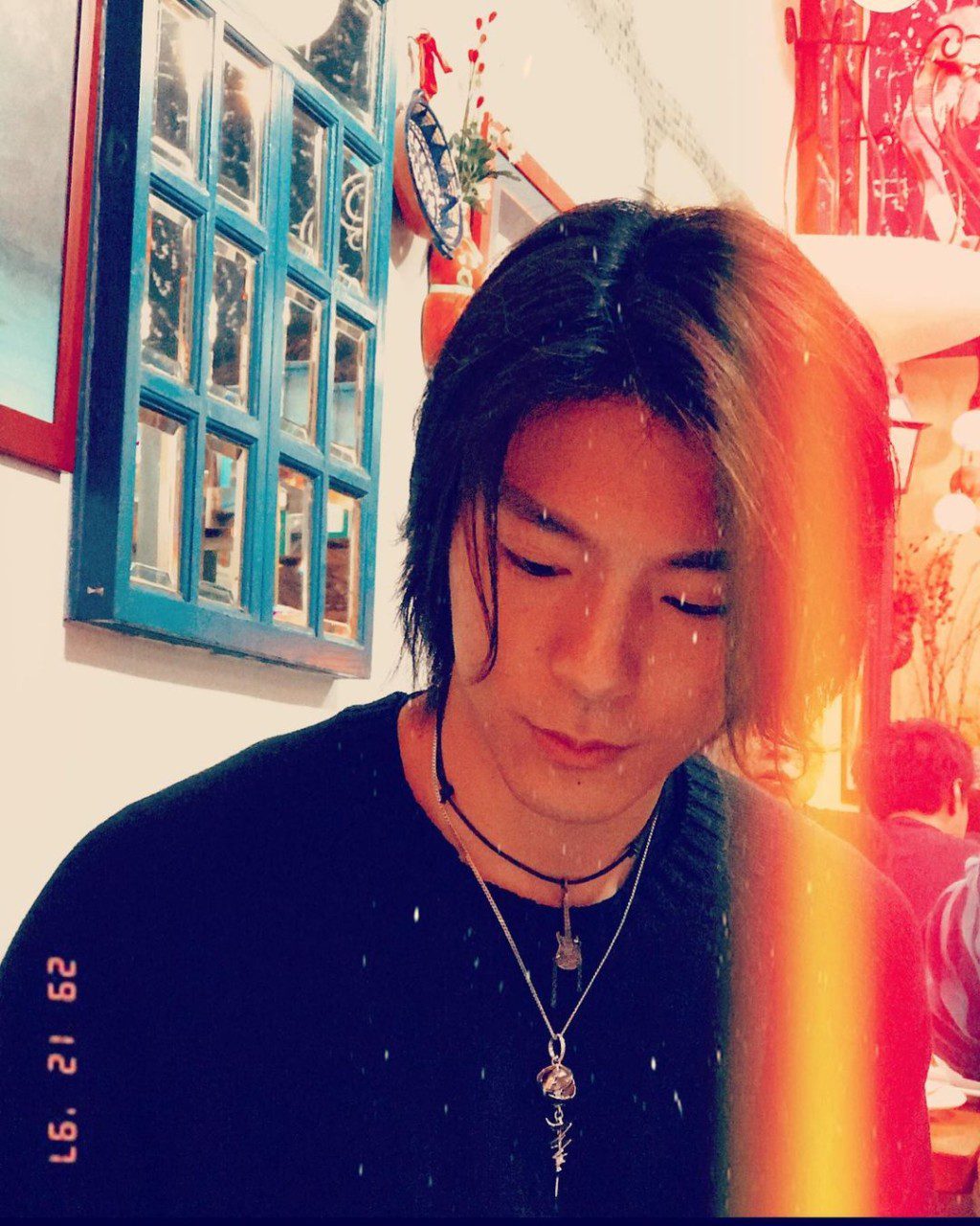 一張舊合照上寫着1997年,至今已相隔二十多年。