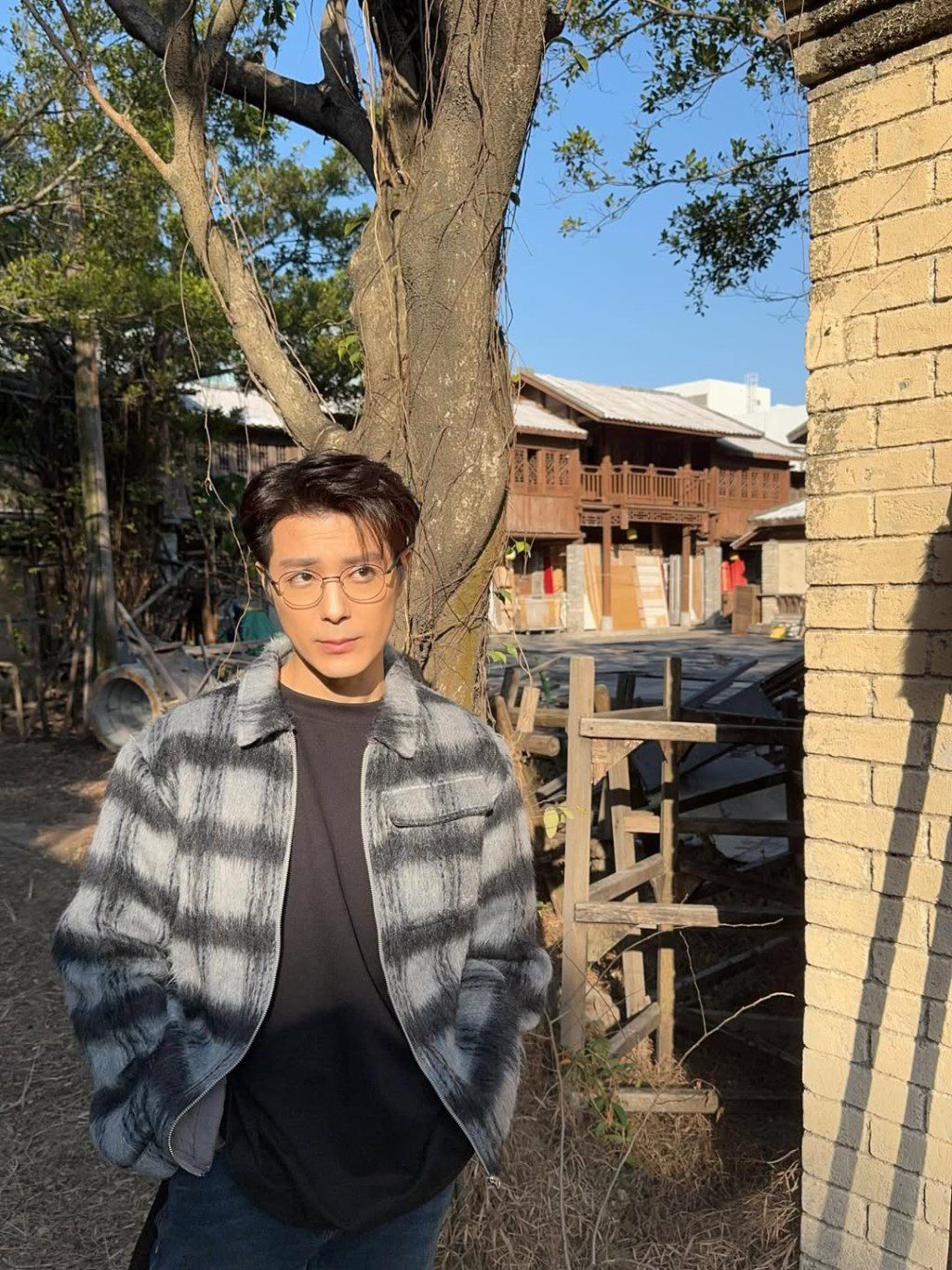 張景淳亦曾擔任《東張西望》的外景主持工作。