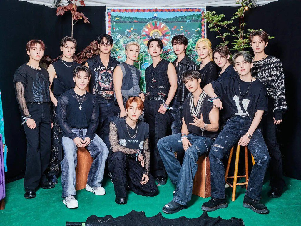 SEVENTEEN目前有名成員正服兵役,Mingyu為左四。
