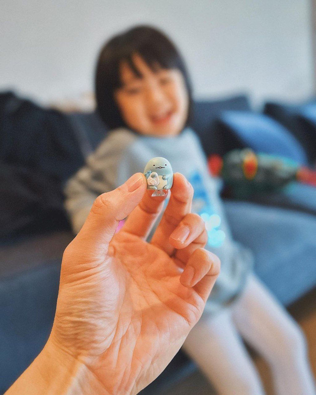 周柏豪分享女兒與玩具的合照,獲網民稱讚可愛。
