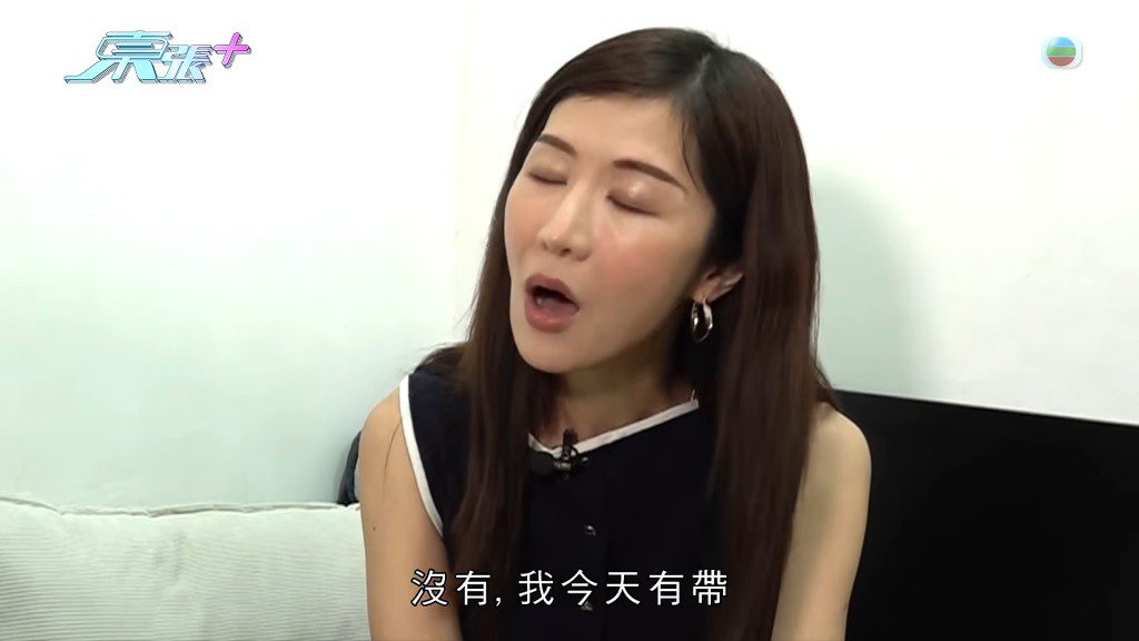 阿Faye在鏡頭前故作挑釁神情。
