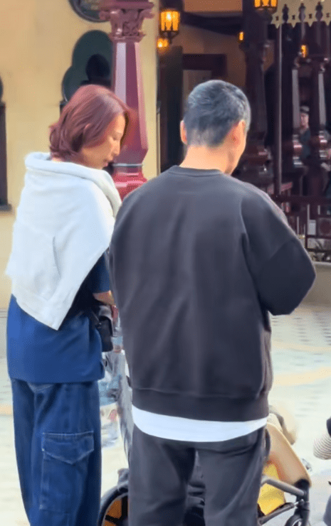 蔡少芬及張晉近日在香港迪士尼樂園被網民偶遇。