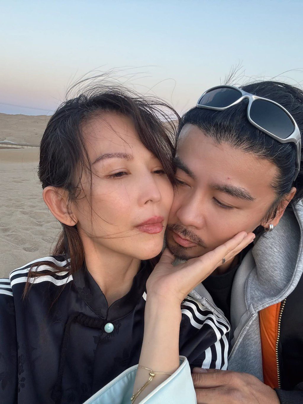 蔡少芬53歲生日時,與丈夫張晉選擇到沙漠慶祝。